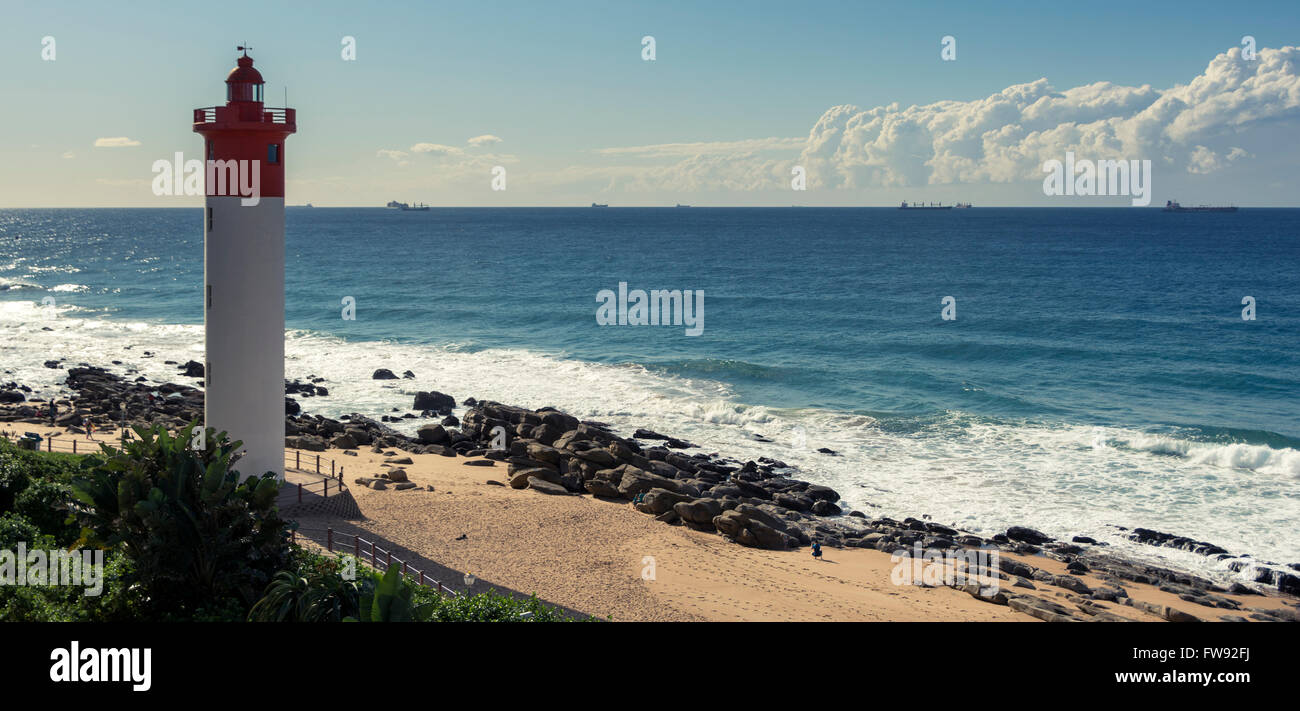 Il bianco e il rosso faro di Umhlanga Rocks, a nord di Durban nel KwaZulu Natal, Sud Africa. Foto Stock