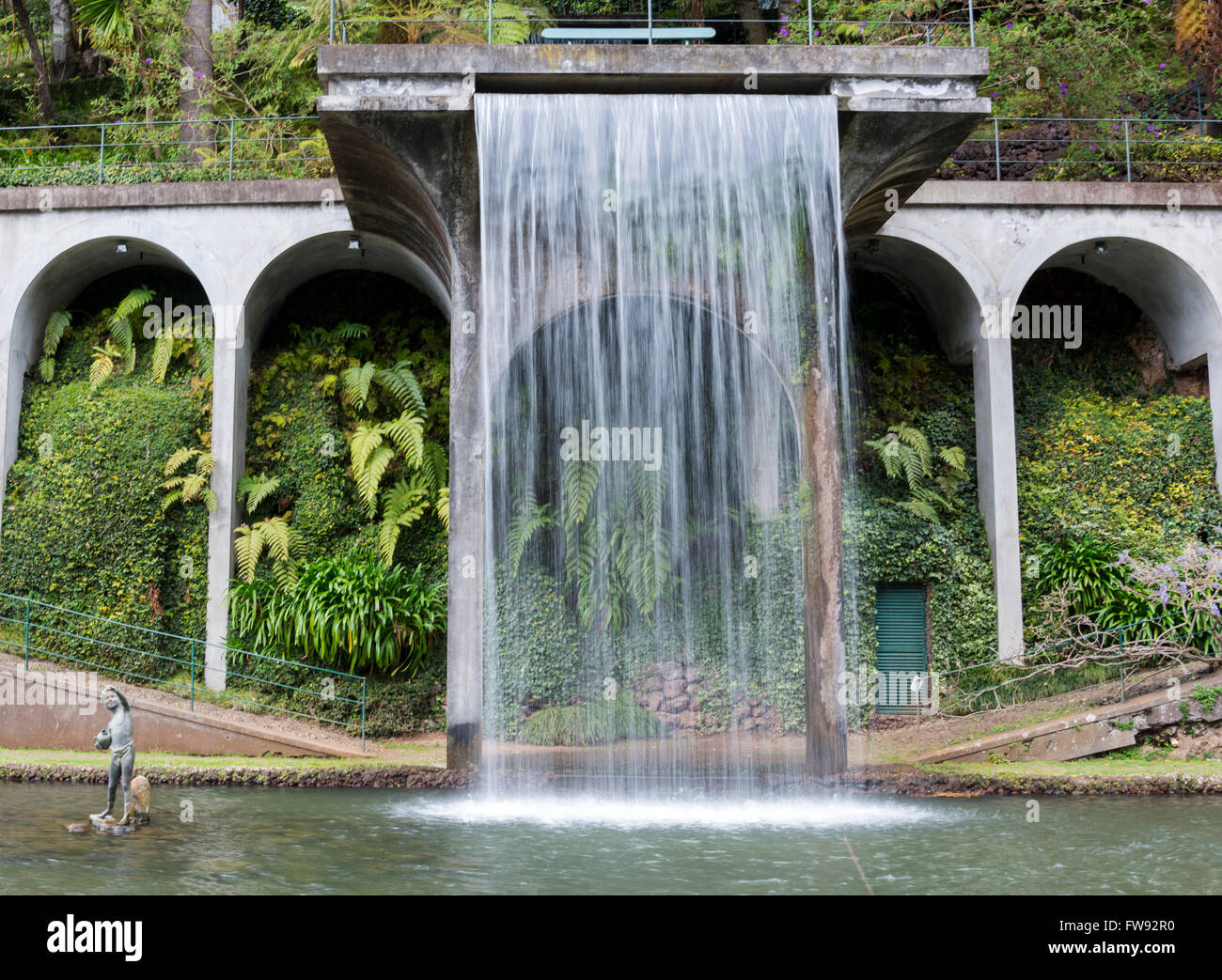 La cascata nel tropican Monte giardino del palazzo. Funchal, Madeira, Portogallo. Foto Stock