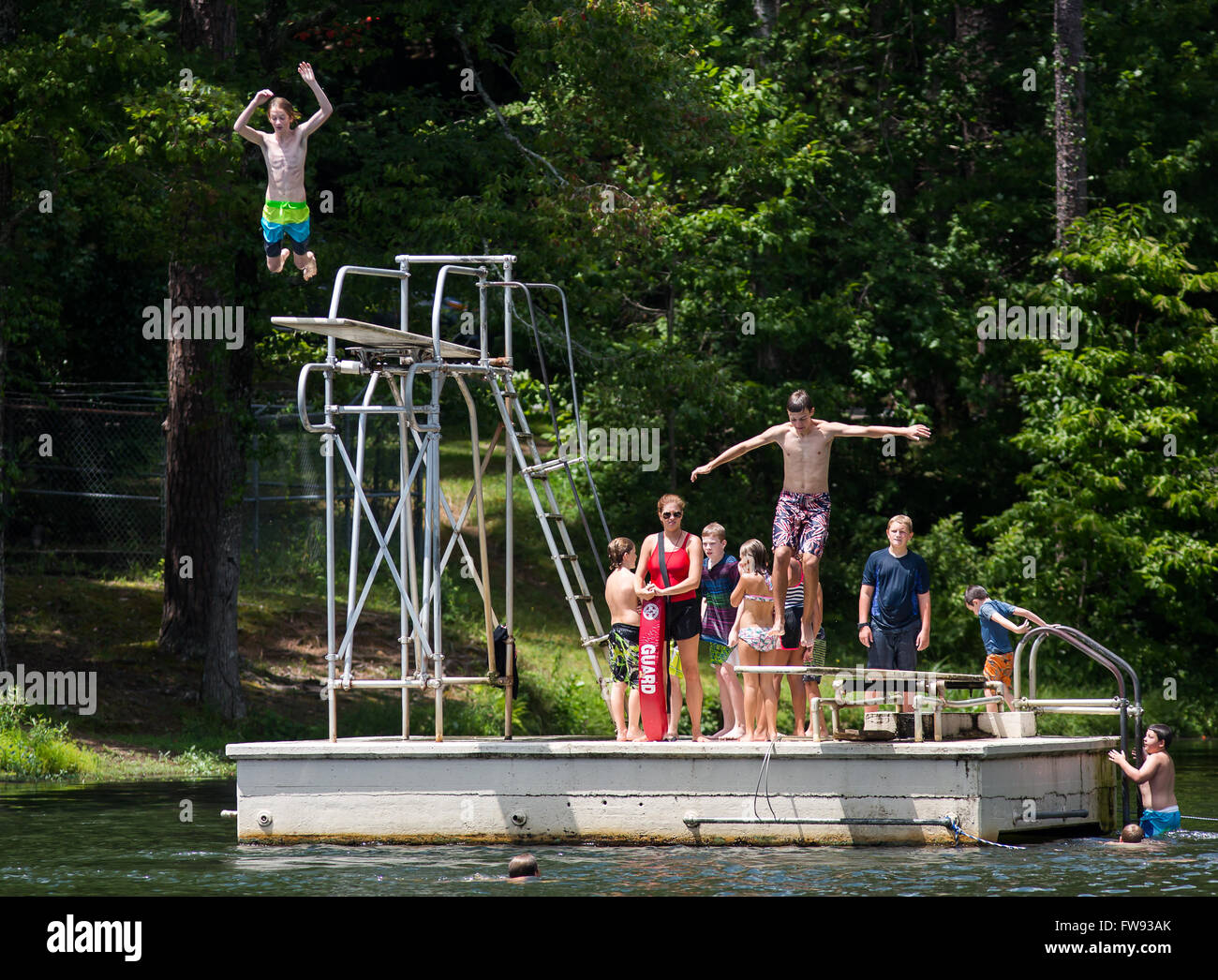 Salta fuori il dive alta e bassa immergersi a Table Rock State Park in Carolina del Sud su Pinnacle Lago. Foto Stock