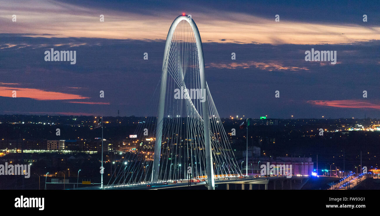 Margaret Hunt Hill Bridge al tramonto, il Parco della Vittoria, Dallas, Texas, Stati Uniti d'America Foto Stock
