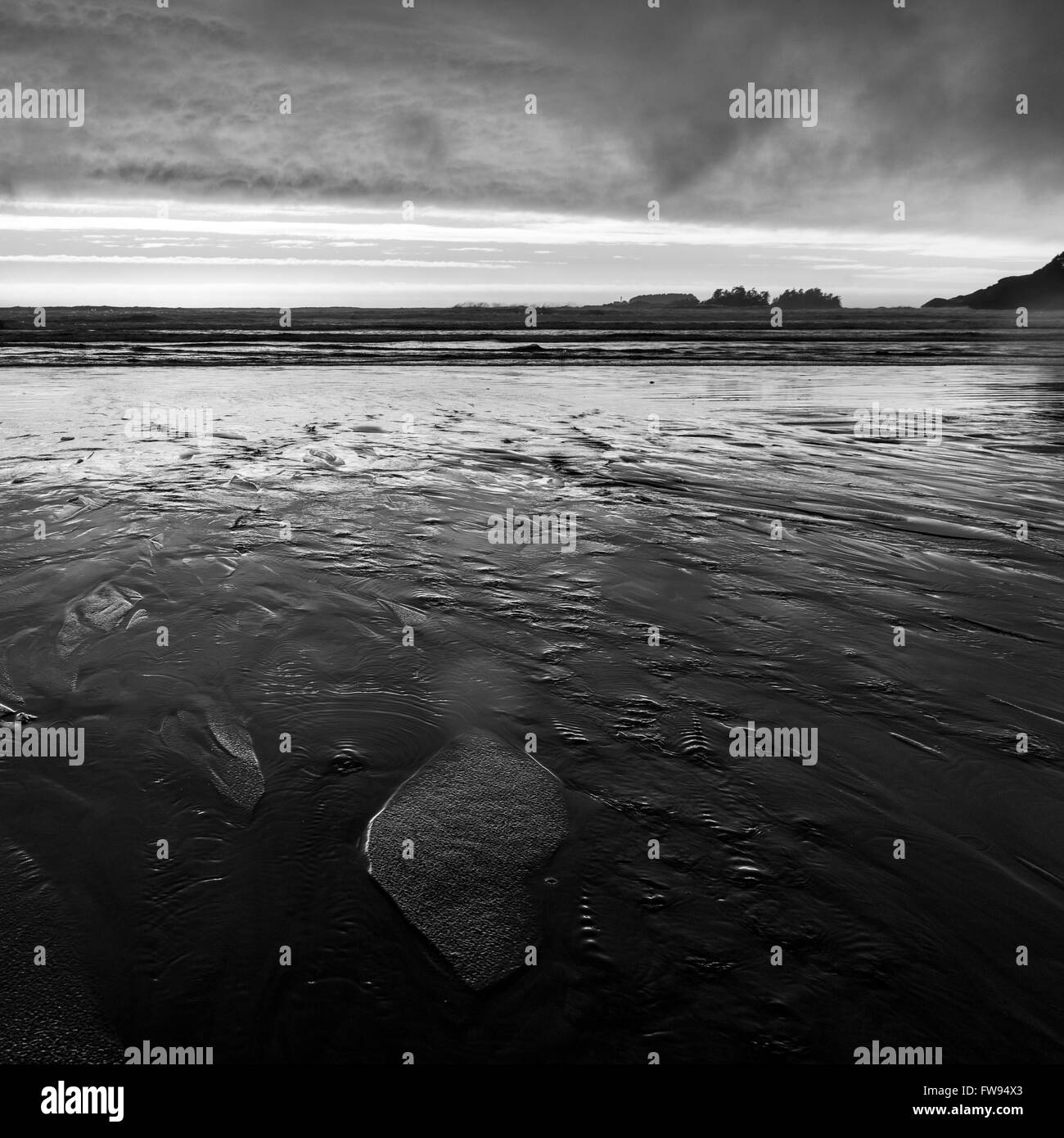 Vista dell'oceano dalla spiaggia, Cox Bay, Pacific Rim National Park Riserva, Tofino, Isola di Vancouver, British Columbia, Canada Foto Stock