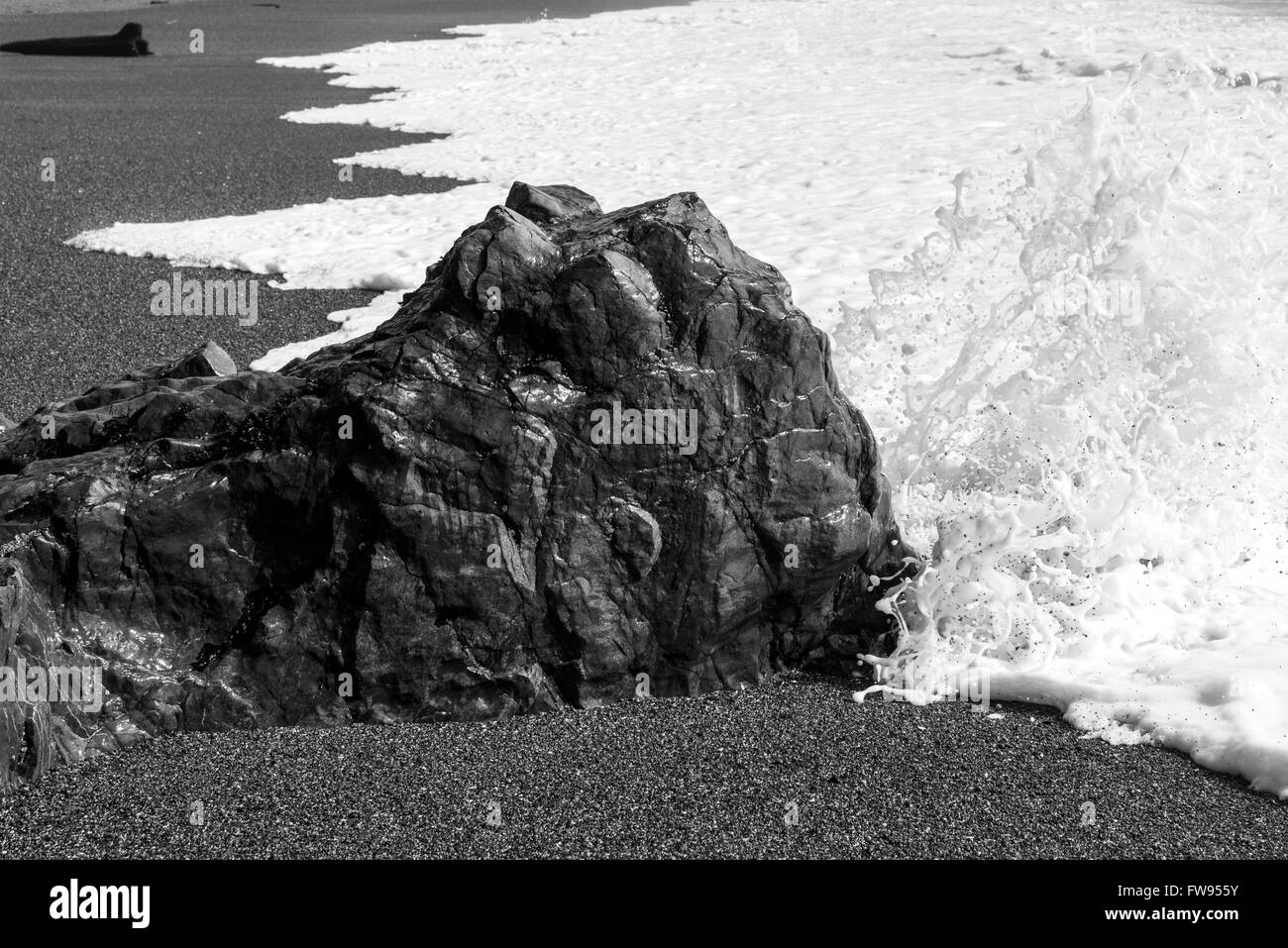 Formazione di roccia con schiuma di mare sulla spiaggia, Pacific Rim National Park Riserva, Tofino, Isola di Vancouver, British Columbia, Canada Foto Stock