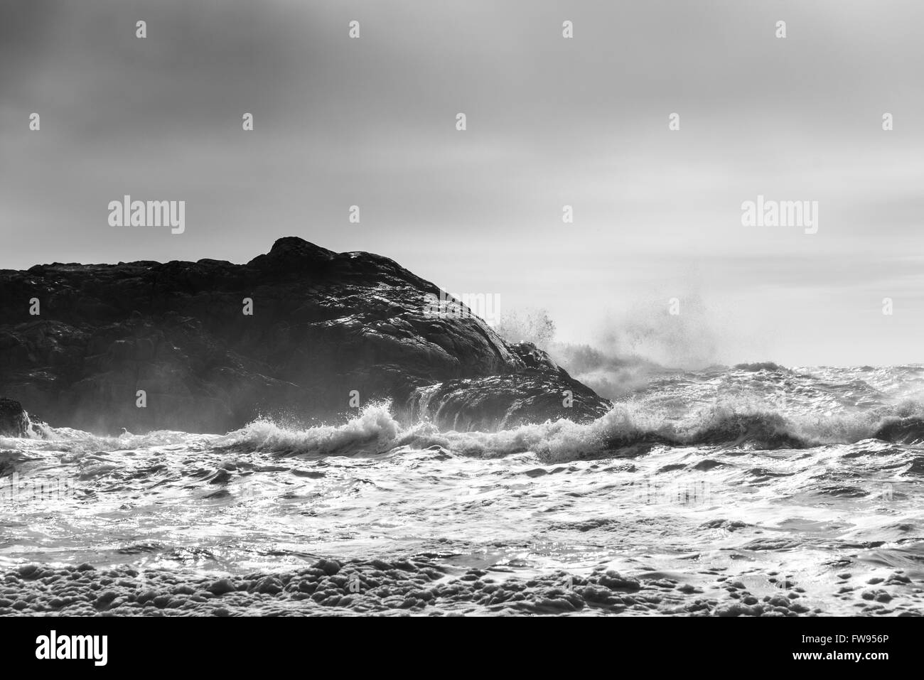 Spruzzi d'onda al litorale pacifico Parco nazionale di riserva, Tofino, Isola di Vancouver, British Columbia, Canada Foto Stock