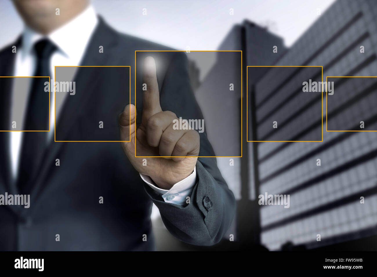 Un uomo indica sul touch screen concept Foto Stock