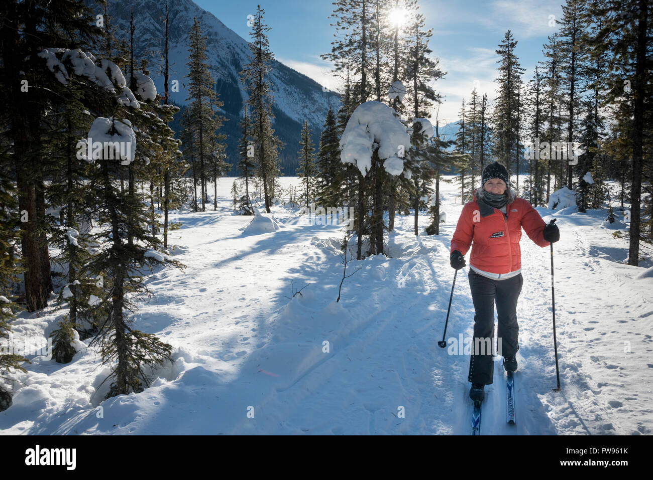 La donna lo sci di fondo, il Lago di Smeraldo, campo, British Columbia, Canada Foto Stock