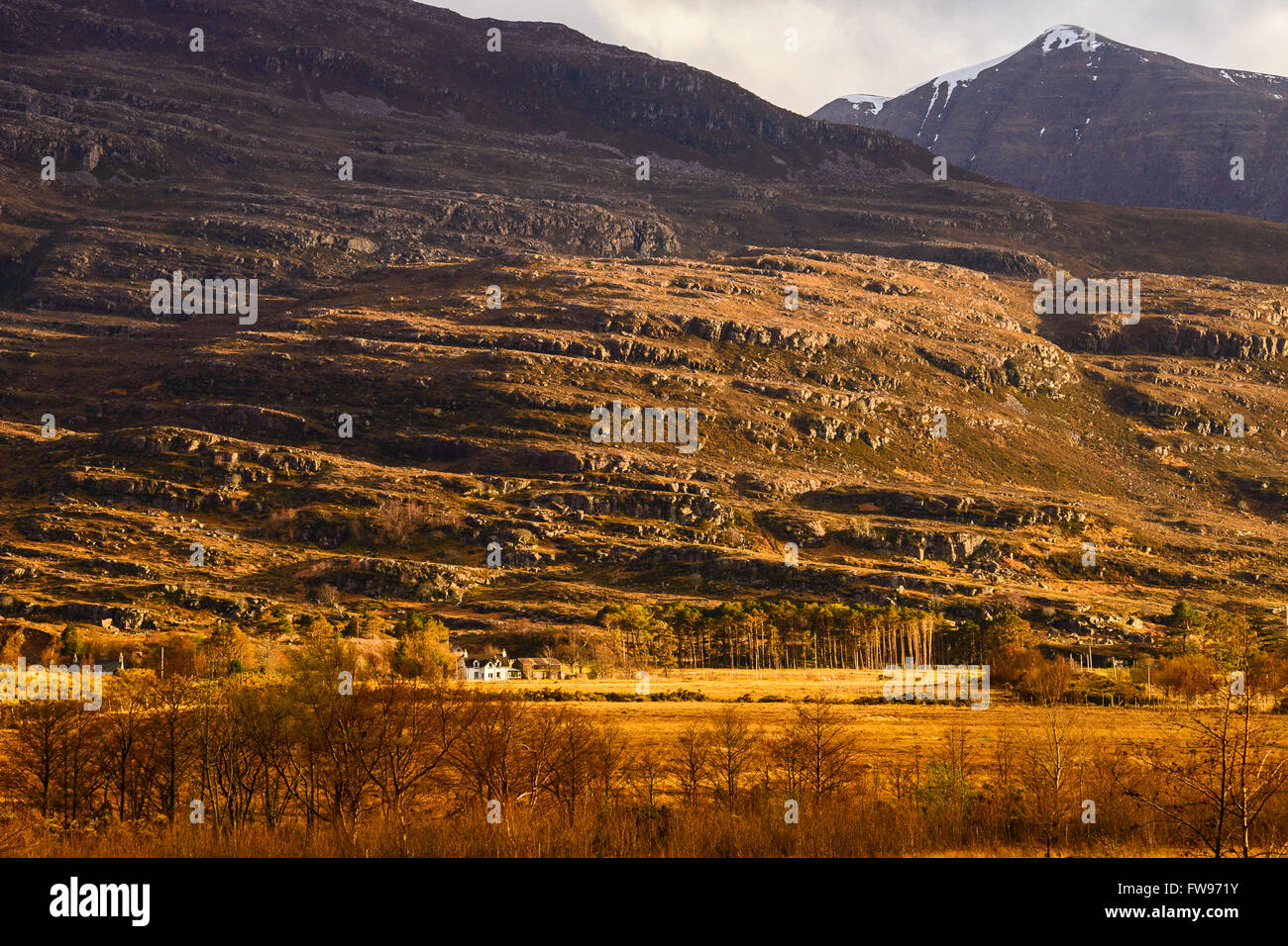 Cottage a Torridon Annat Highland scozzesi con Beinn Damh dietro Foto Stock