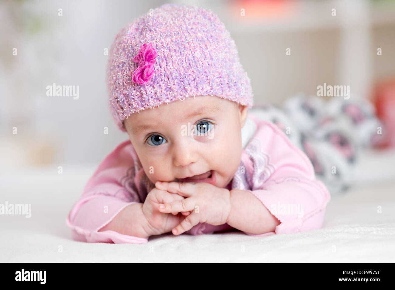 Happy baby bambino in rosa costume di lana Foto Stock