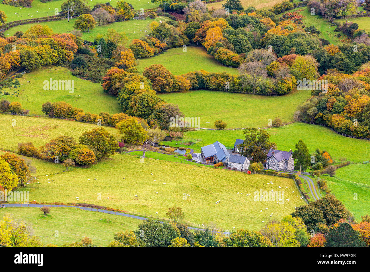 Conwy Valley visto da Pen-y-Gaer un età del Bronzo hill fort nei pressi del villaggio di Llanbedr-y-Cennin, Conwy, Wales, Regno Unito. Foto Stock