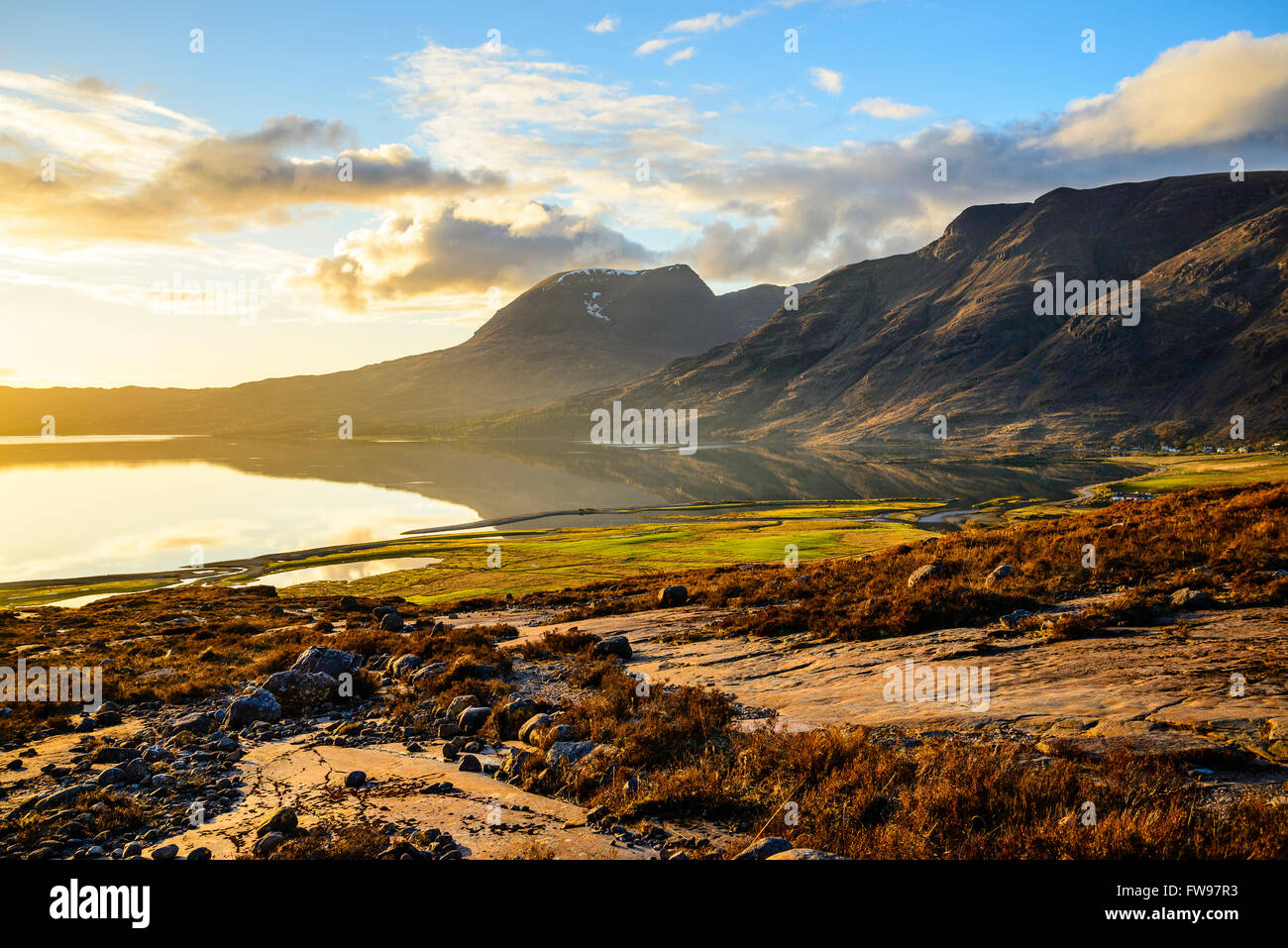 Vista sopra la testa del Loch Torridon Highland scozzesi con pendenze inferiori di Liathach sulla destra e Beinn Alligin ulteriormente indietro Foto Stock