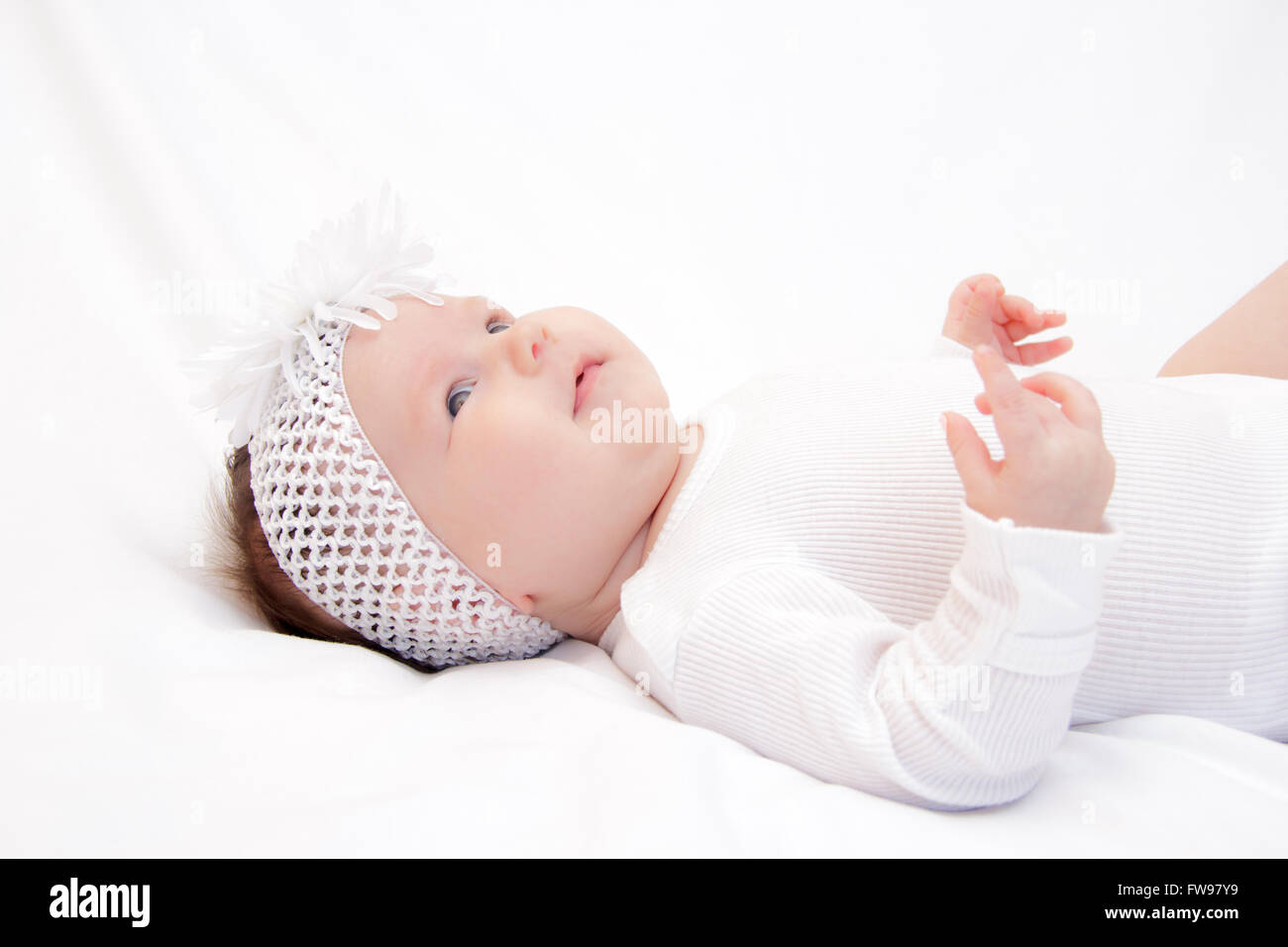 Poco ragazza neonata giacente sul letto Foto Stock