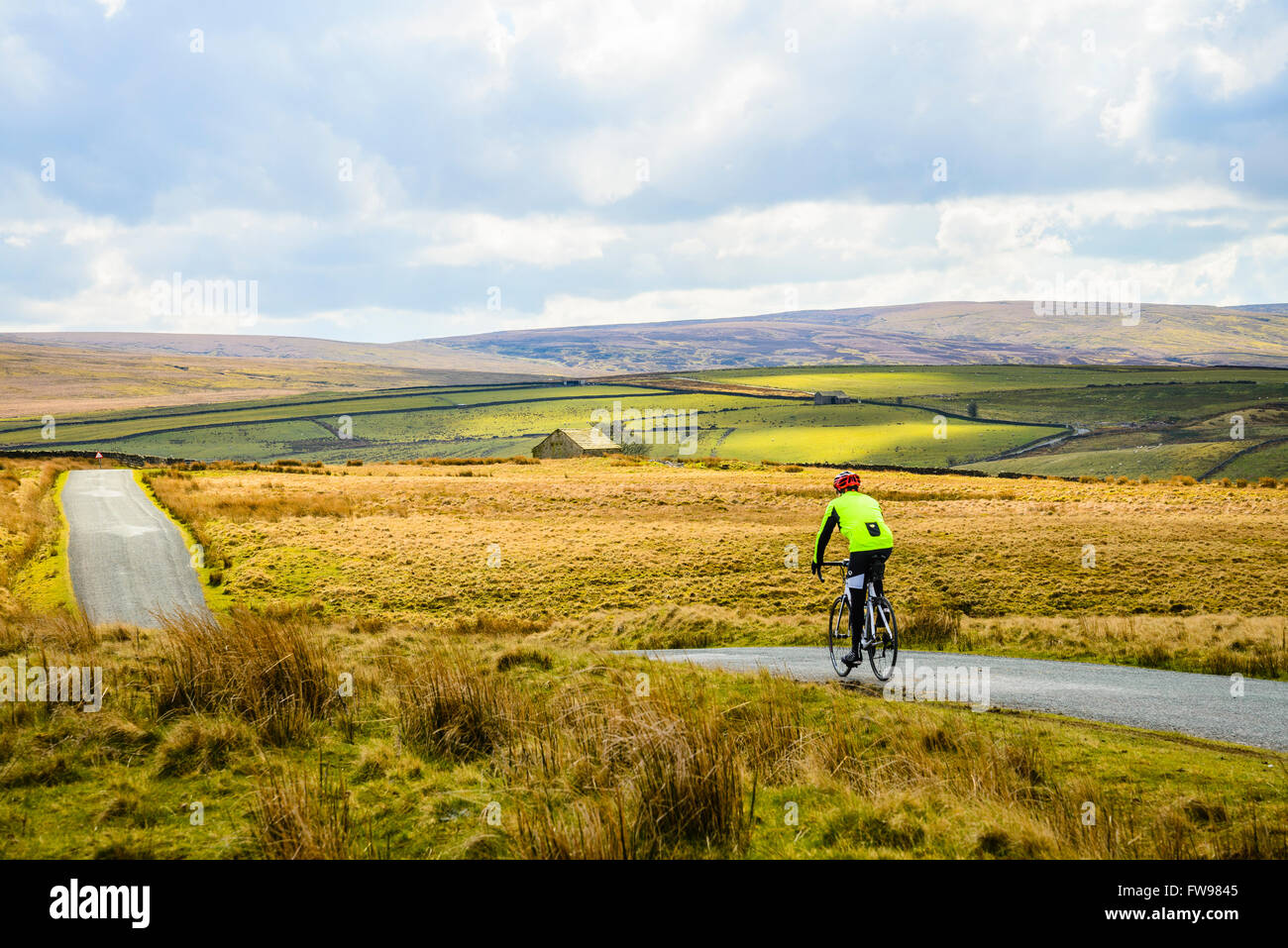 Ciclista sulla Lythe cadde strada tra Bentham e Slaidburn Lancashire. Parte del Lancashire Cycleway la strada si inerpica per 427m Foto Stock