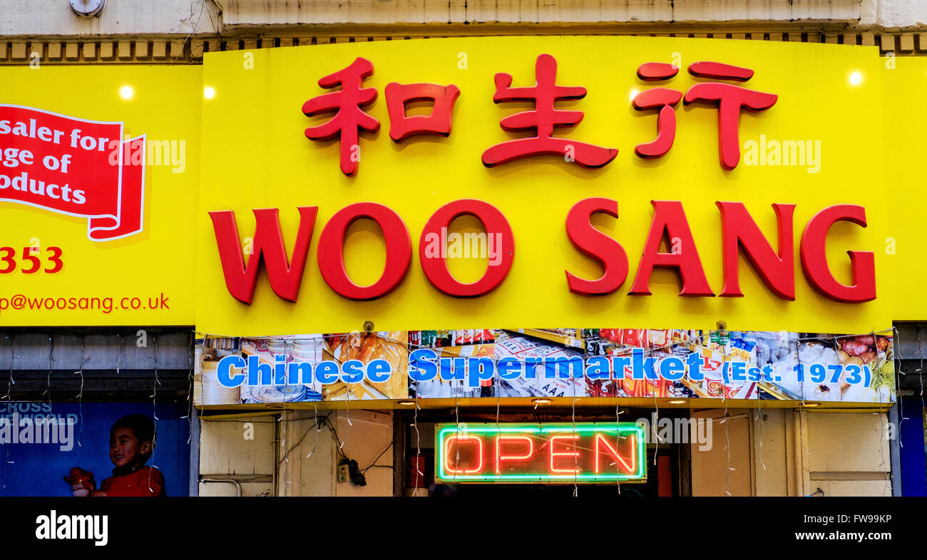 Segno di supermercati nella zona cinese di Manchester, Inghilterra Foto Stock