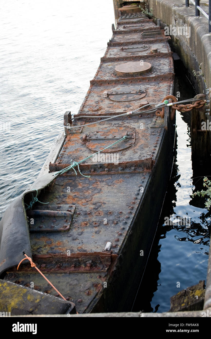 Serratura rotta cancelli in Baia di Cardiff, Cardiff, Regno Unito Foto Stock