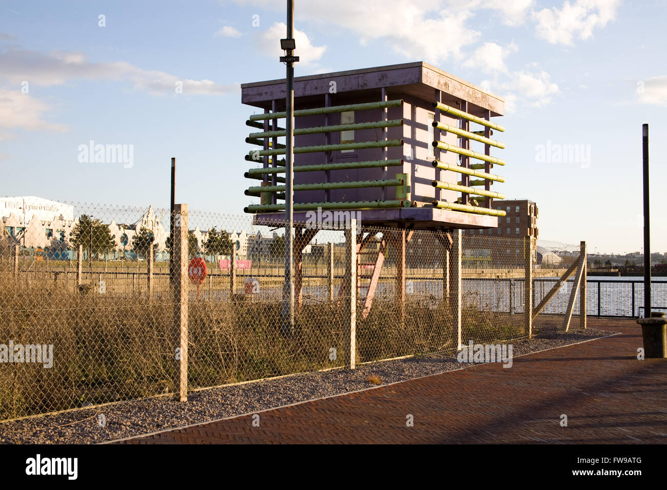 Torre di osservazione che si affaccia sulla serratura Roath nella Baia di Cardiff, Cardiff, Galles Foto Stock