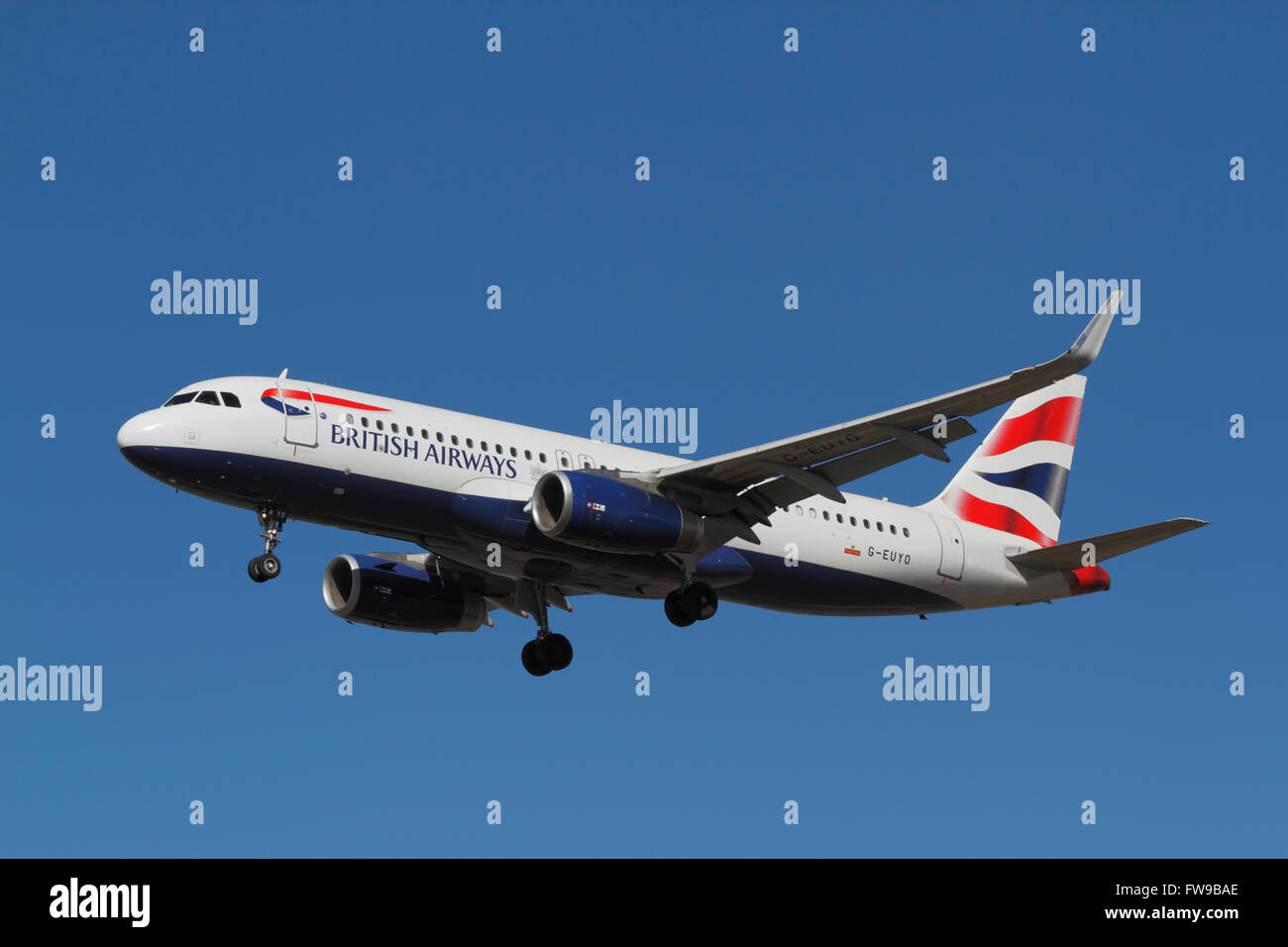 La British Airways Airbus A320, G-EUYO, volo BA814 da London Heathrow sul finale di approccio all'Aeroporto di Kastrup, Cph, Copenaghen. Foto Stock