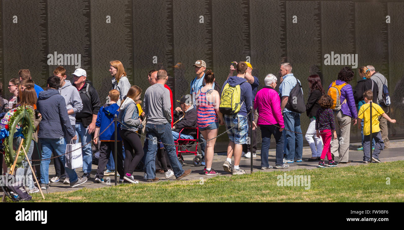 WASHINGTON, DC, Stati Uniti d'America - persone in visita in Vietnam War Memorial. Foto Stock