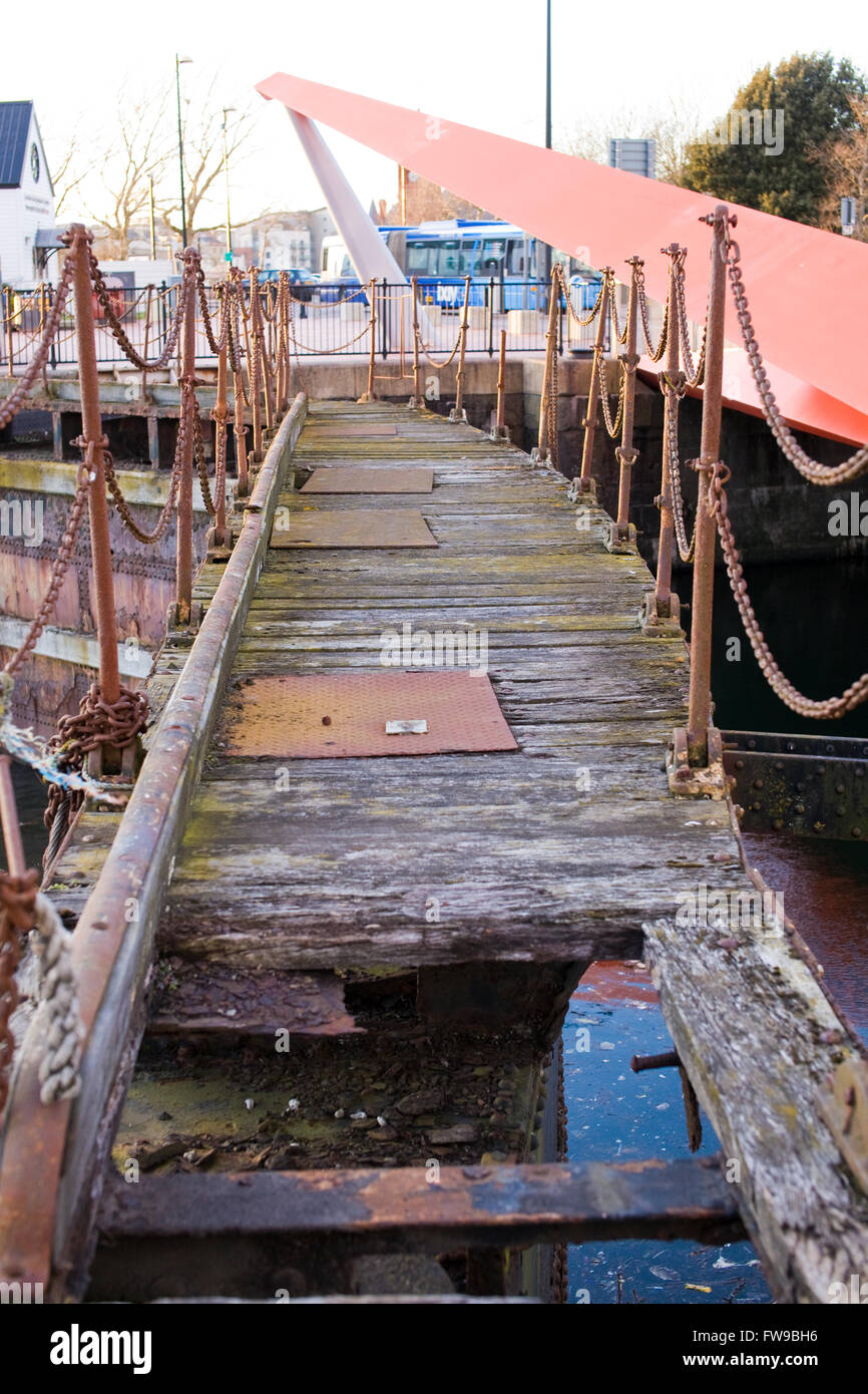 Serratura rotta cancelli in Baia di Cardiff, Cardiff, Regno Unito Foto Stock