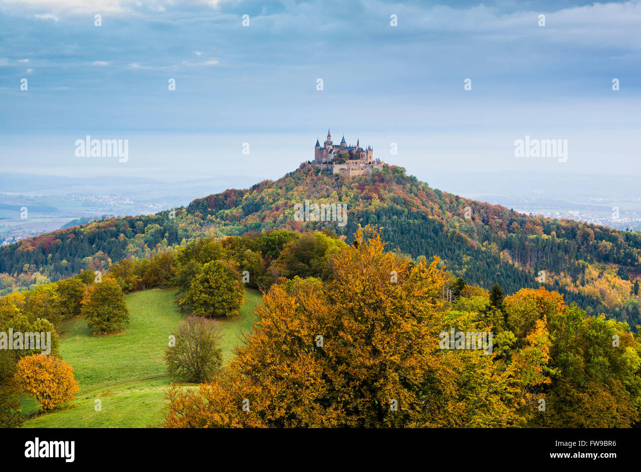 Vista dalla Zeller Horn lookout point, Hohenzollern Castello in autunno, nei pressi di Hechingen, Zollernalbkreis, Baden-Württemberg, Germania Foto Stock