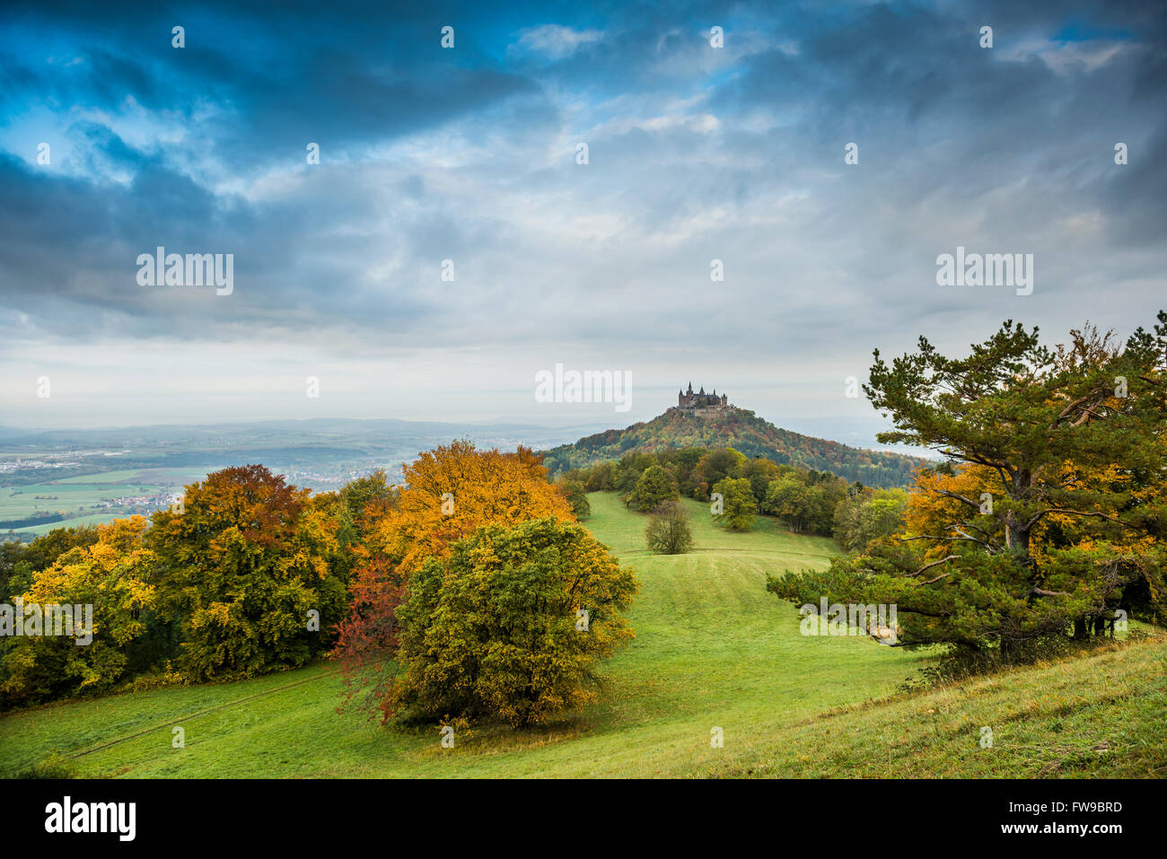 Vista dalla Zeller Horn lookout point, con Hohenzollern Castello in autunno, in Hechingen, Zollernalbkreis, Baden-Württemberg Foto Stock