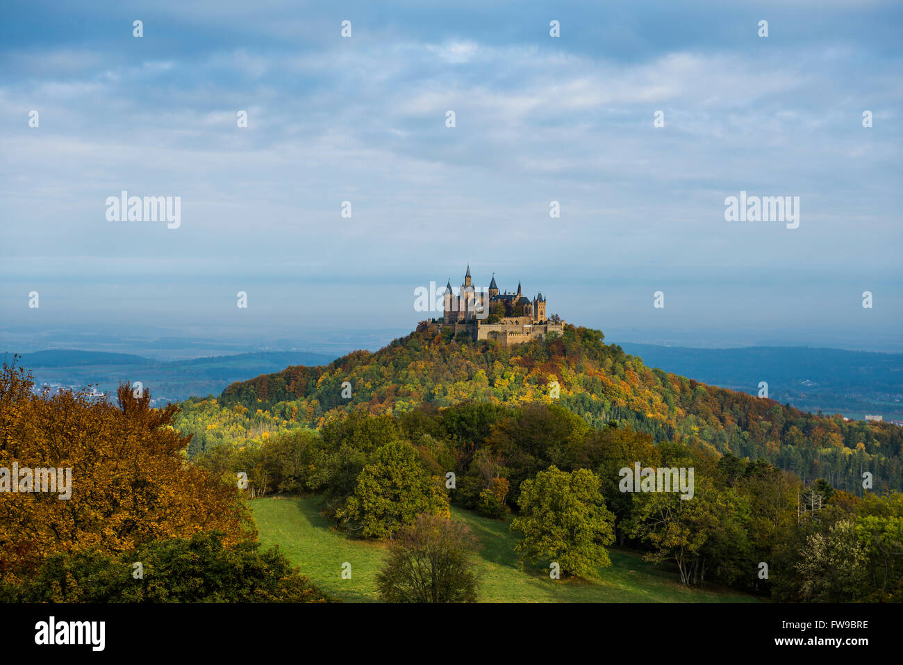 Vista dalla Zeller Horn lookout point, con Hohenzollern Castello in autunno, in Hechingen, Zollernalbkreis, Baden-Württemberg Foto Stock