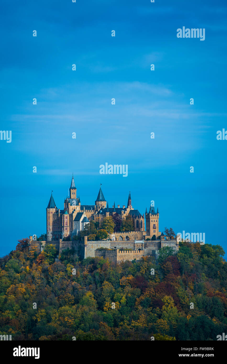 Vista dalla Zeller Horn lookout point, Burg Hohenzollern, in Hechingen, Zollernalbkreis, Baden-Württemberg, Germania Foto Stock
