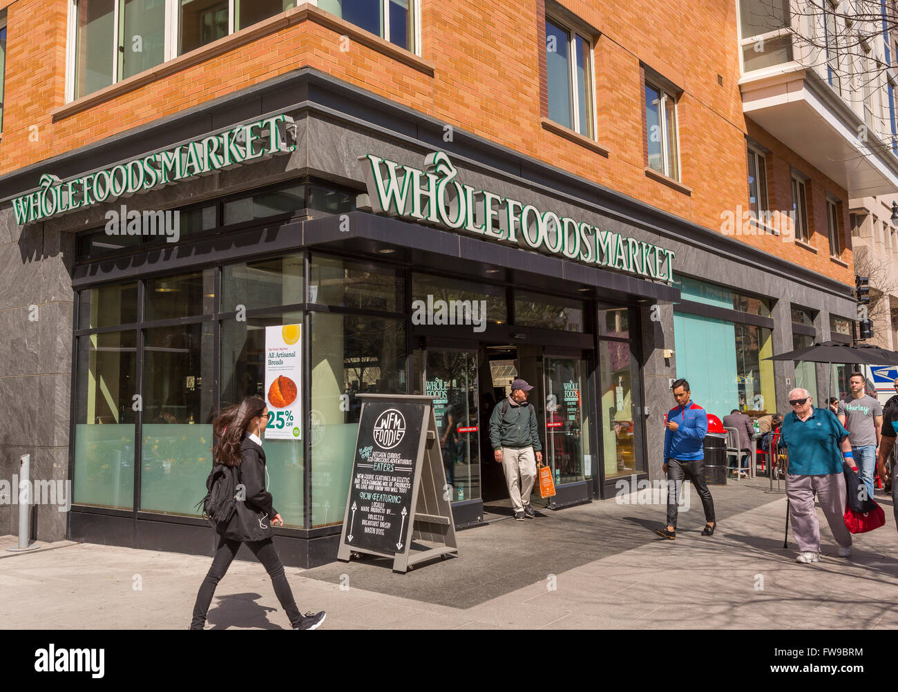 WASHINGTON, DC, Stati Uniti d'America - la gente sul marciapiede pass Whole Foods Market a Foggy Bottom quartiere. Foto Stock WASHINGTON, DC, Stati Uniti d'America - la gente sul marciapiede pass Whole Foods Market a Foggy Bottom quartiere. Foto Stock