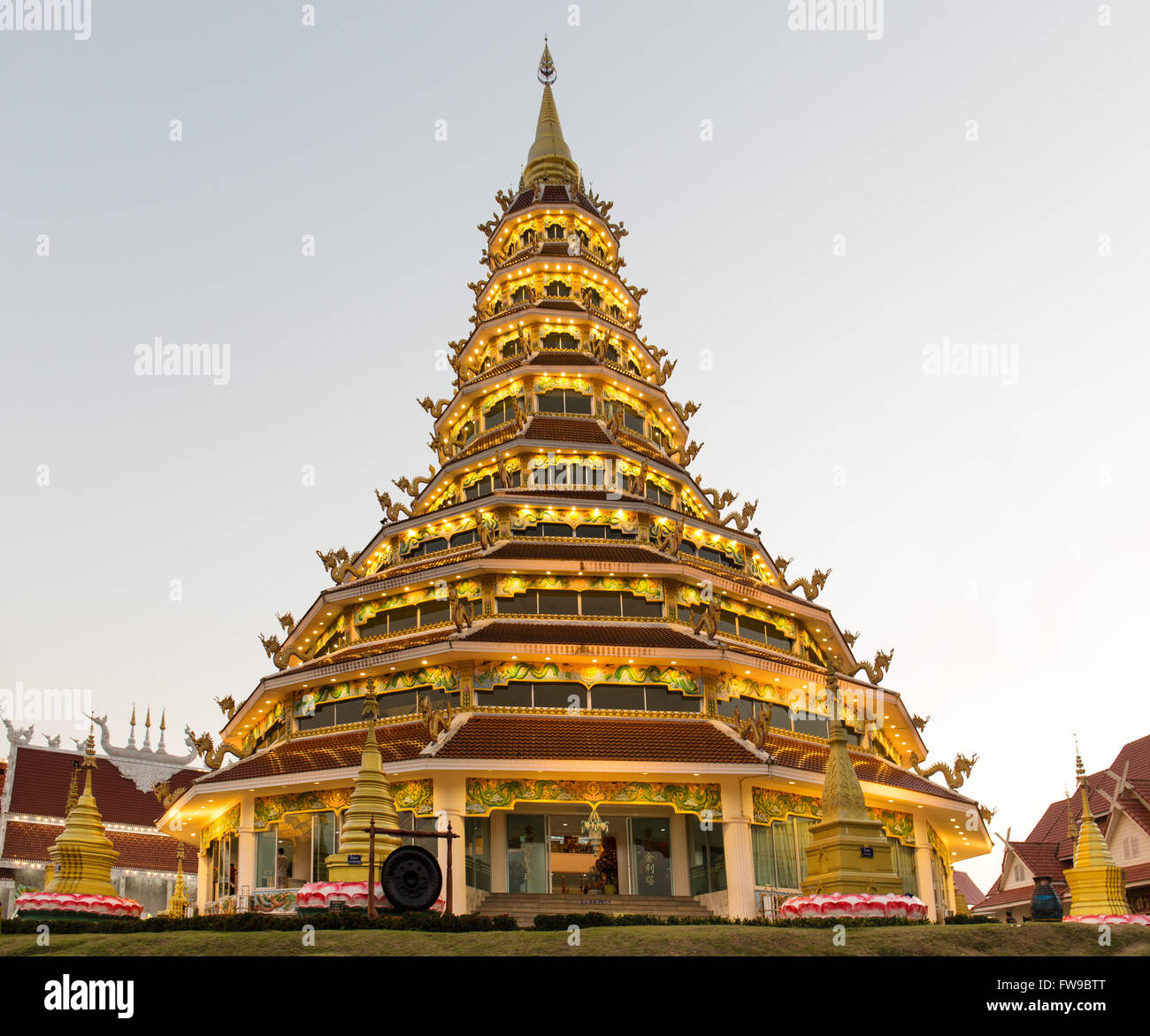 Illuminata di nove piani pagoda di Wat Huay Pla Kang tempio, provincia di Chiang Rai, Thailandia del Nord della Thailandia Foto Stock