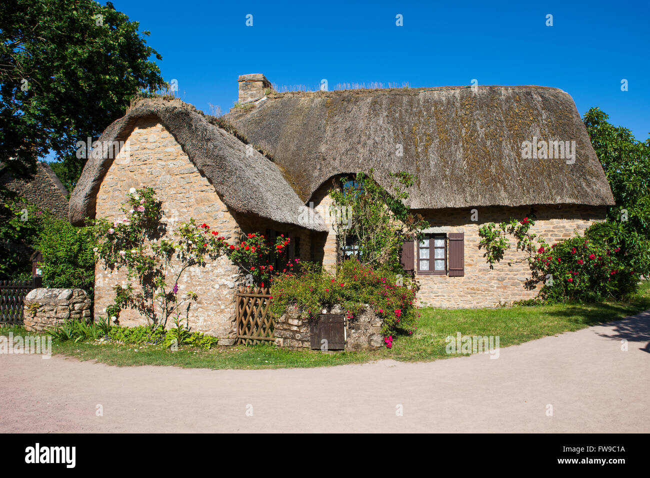 Cottage con tetto in paglia in Kerhinet, Brière Parco Naturale Regionale, Pays de Loire, Francia Foto Stock
