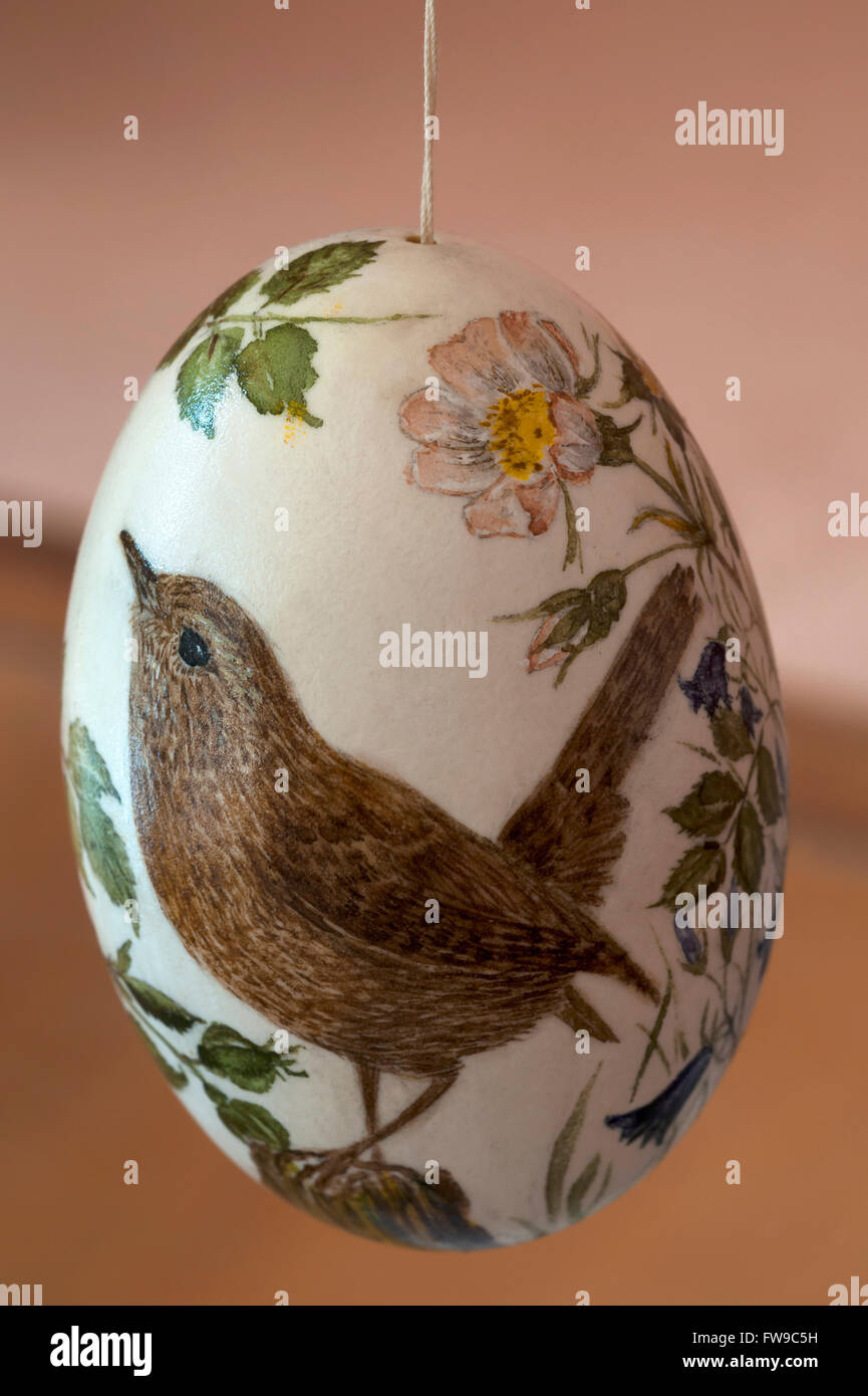 Dipinto Duck egg con un wren (Troglodytes troglodytes) pittura Foto Stock