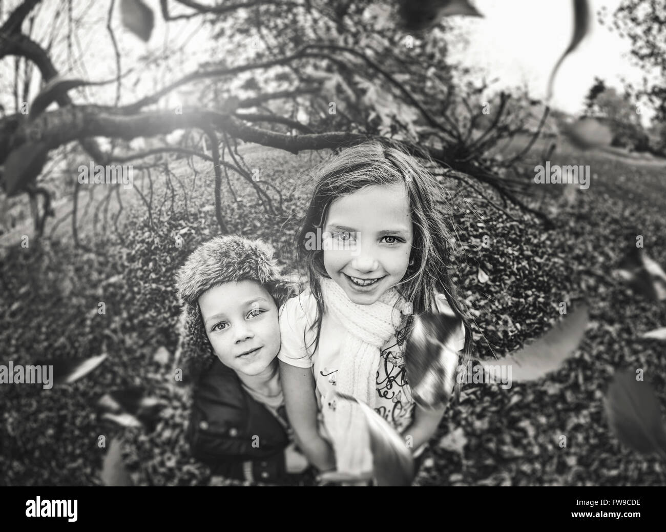 Due bambini che giocano nel parco di autunno Foto Stock