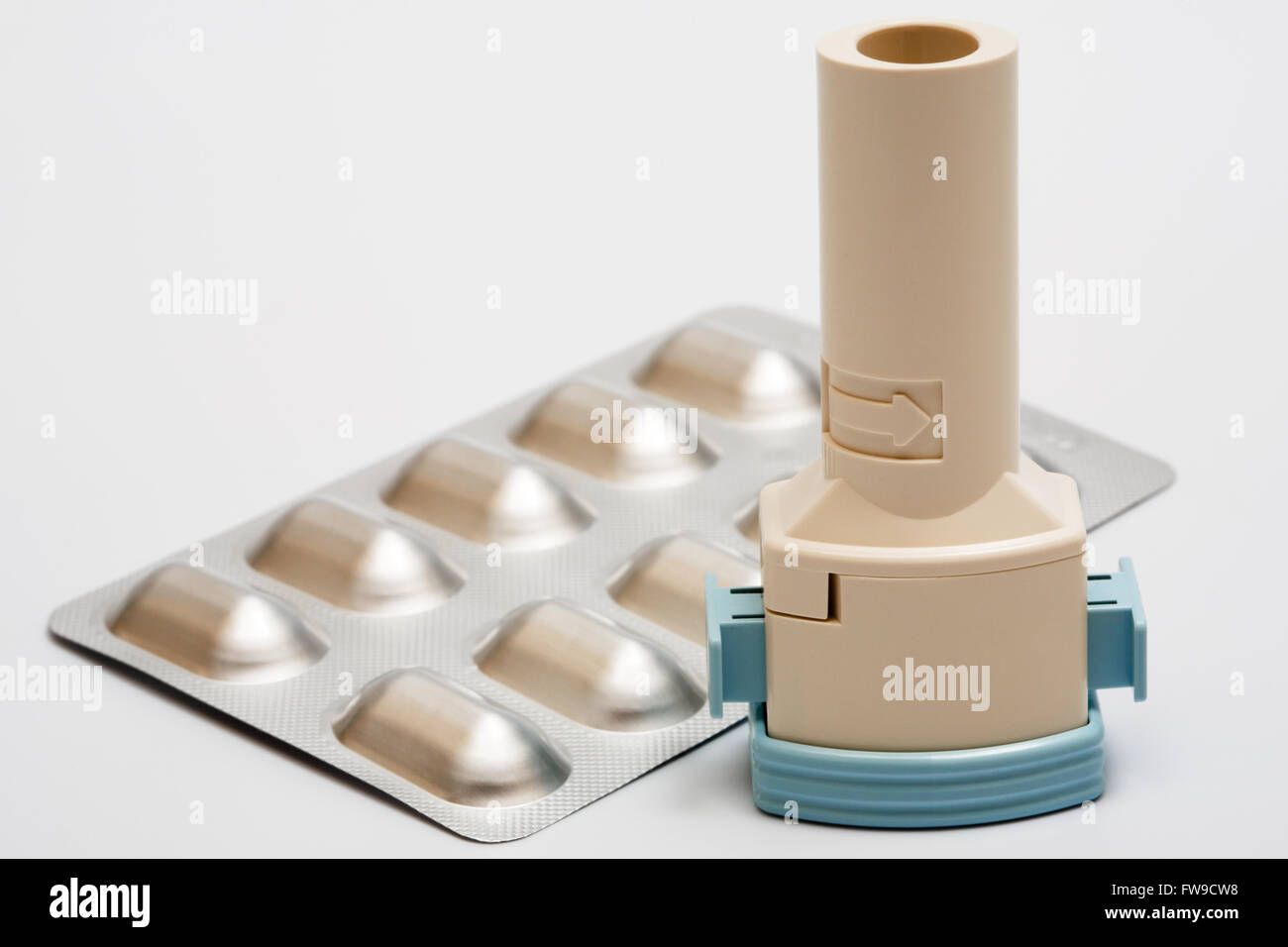 Inalatore moderno e capsule con una medicina Foto Stock