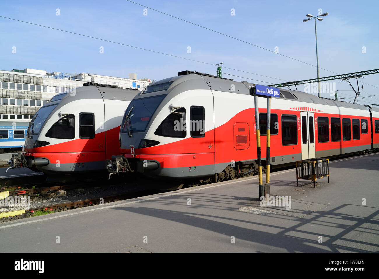 Due trenino rosso presso la principale stazione ferroviaria internazionale (Sud), Budapest Ungheria. Foto Stock