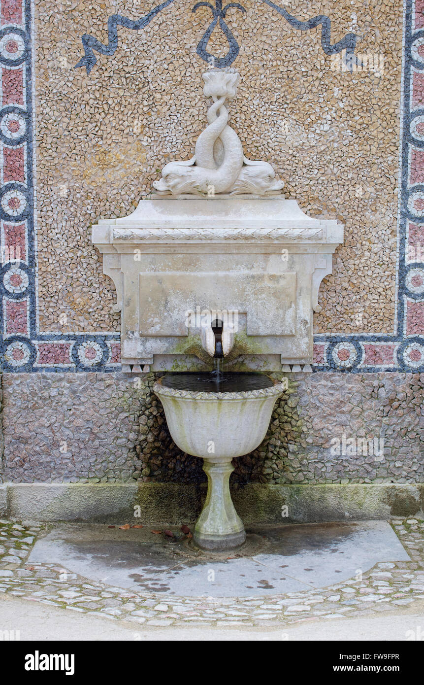 Una fontana di acqua, Quinta da Regaleira, Sintra Portogallo Foto Stock