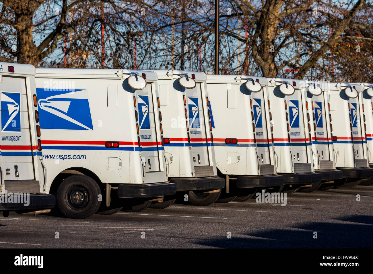 Fila di parcheggiato Servizio Postale degli Stati Uniti dei furgoni Foto Stock