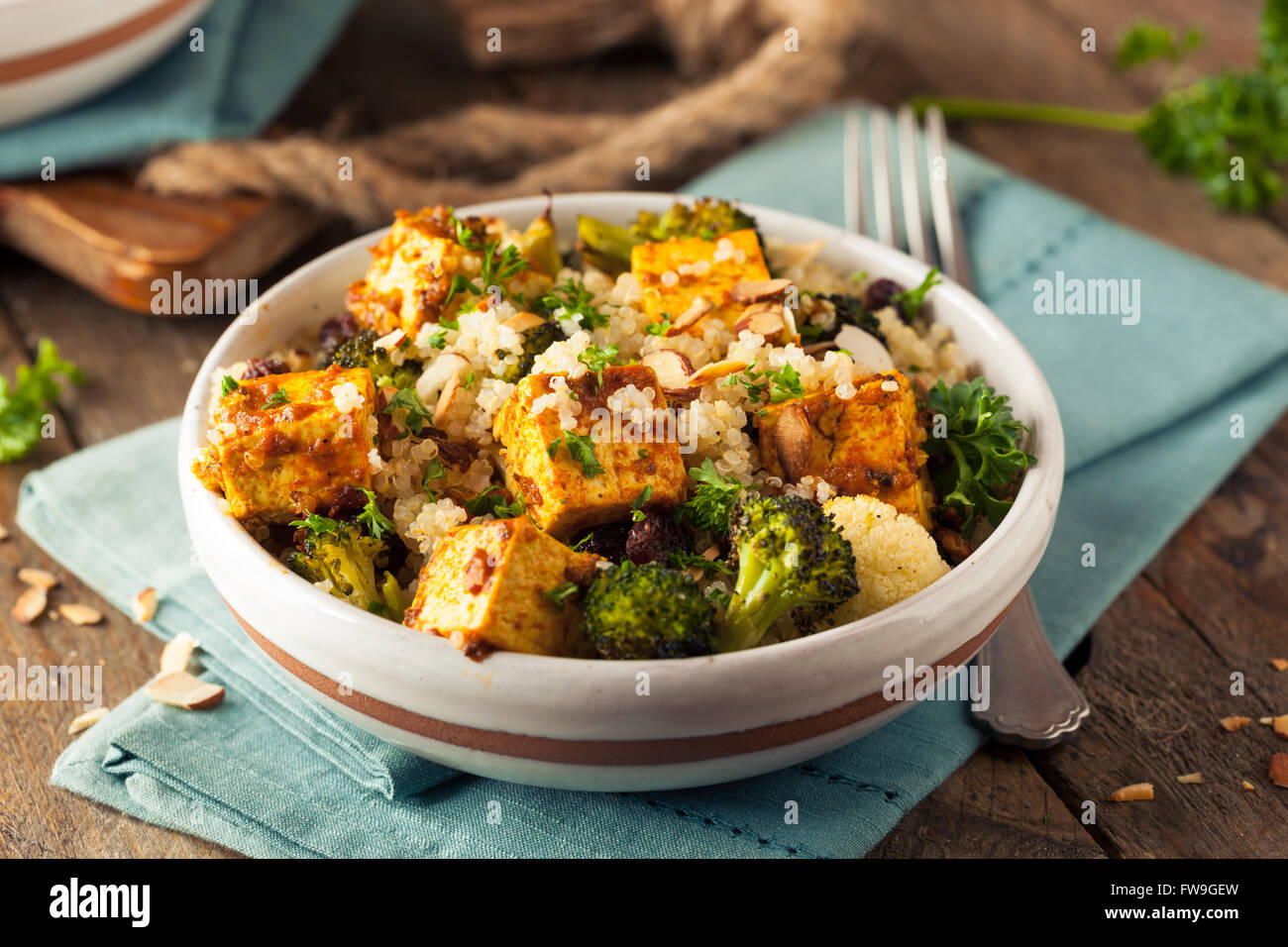 In casa la quinoa Tofu coppa arrosto con le verdure e le erbe aromatiche Foto Stock