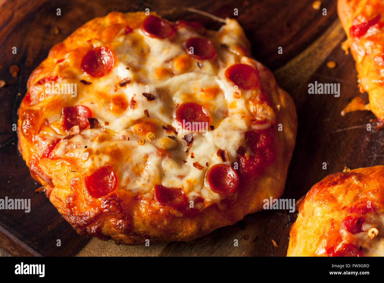 In casa di formaggio salsiccia per pizza PIzza su un biscotto con salsa Foto Stock