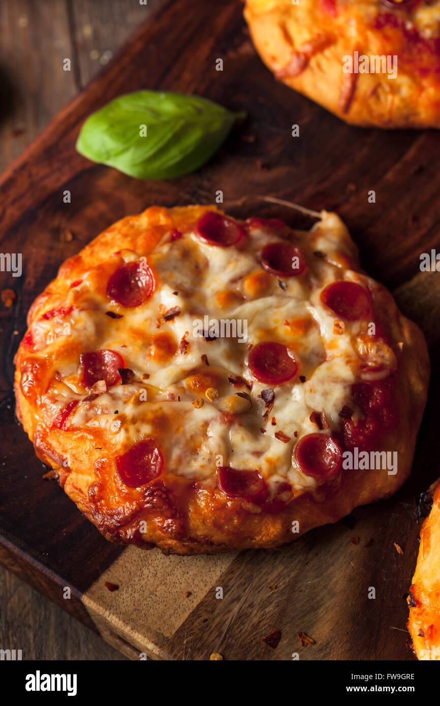In casa di formaggio salsiccia per pizza PIzza su un biscotto con salsa Foto Stock