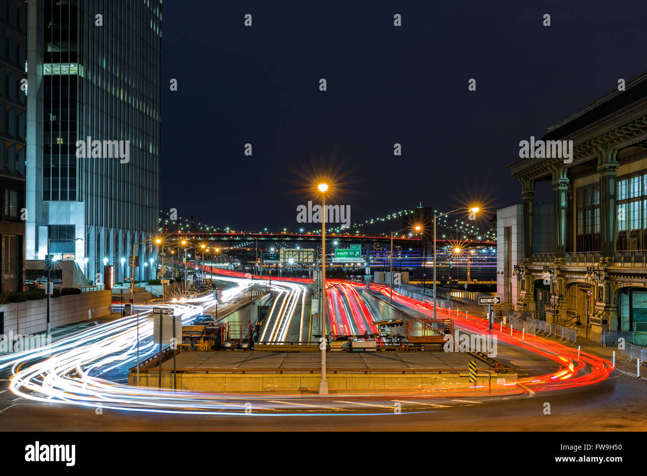 Ora di punta del traffico su FDR Drive u-turn, sopra l'entrata in Battery Park sottopassaggio Foto Stock