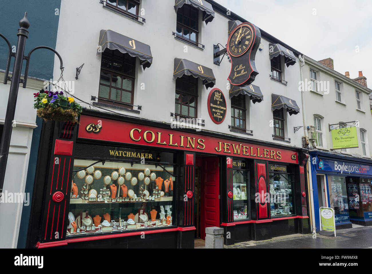 Street nel centro di Ennis, Irlanda davanti a Collins gioiellerie store Foto Stock