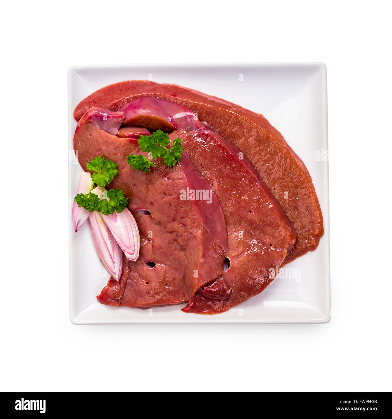 Tre materie bovine le fette di fegato isolate su piastra bianca, vista dall'alto Foto Stock