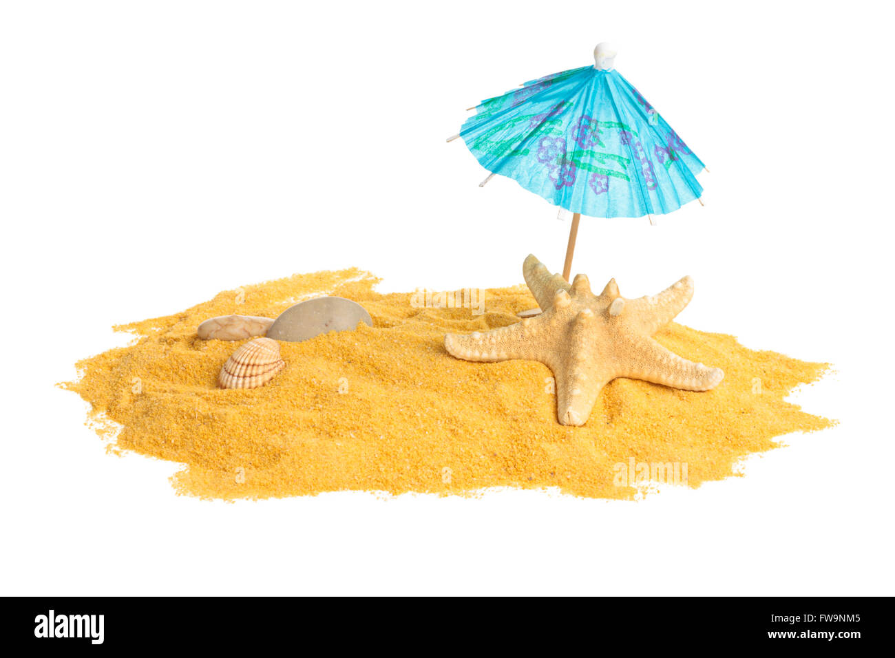 Conchiglie, ciottoli e ombrello sul giallo sabbia. Foto Stock