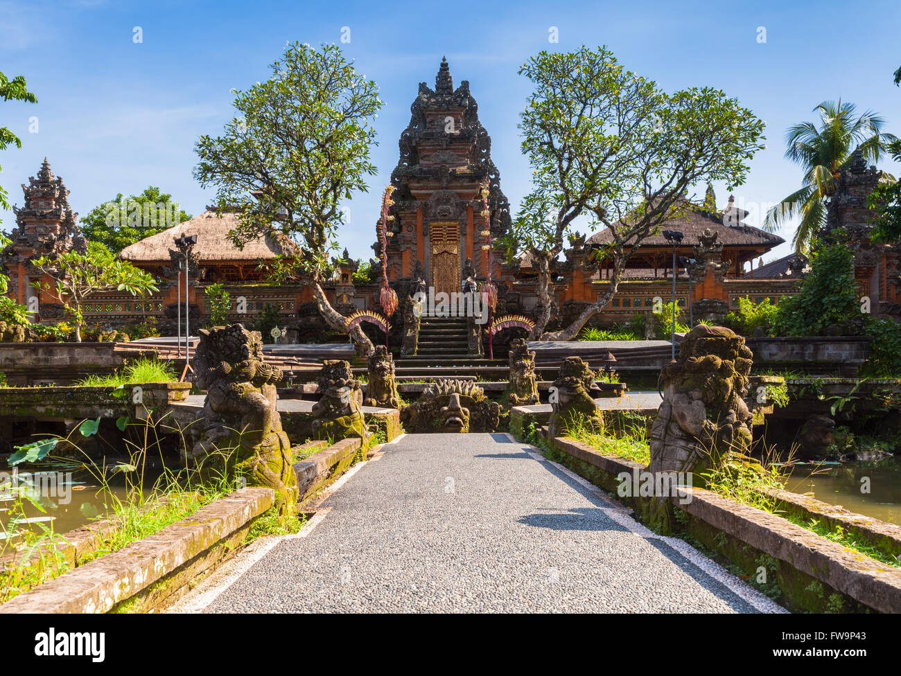 Pura Saraswati Tempio con splendido laghetto di loto, Ubud, Bali, Indonesia Foto Stock