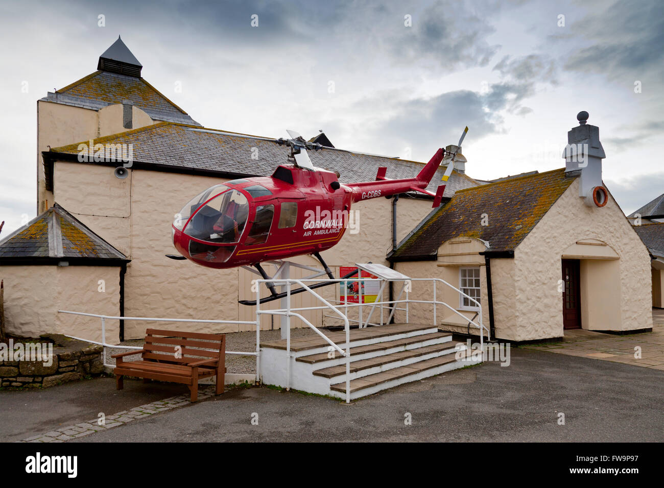G-CDBS un Bolkow 105E elicottero ed ex Cornwall Air Ambulance sul display al Land's End, Cornwall, Regno Unito Foto Stock