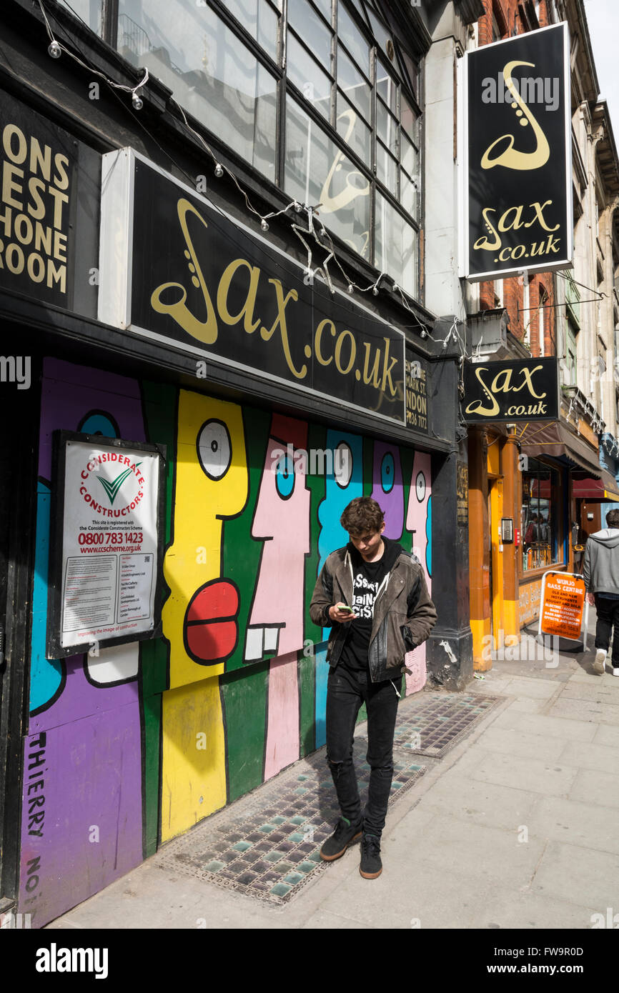 I pochi restanti negozi di musica su un presto per essere demolita Denmark Street, Londra, Regno Unito Foto Stock