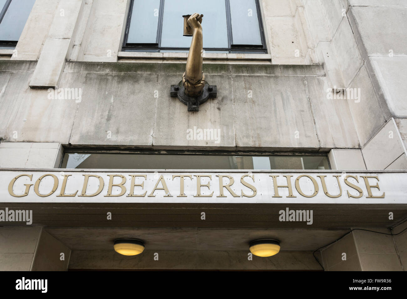 Ingresso alla Casa Goldbeaters mostra un braccio muscoloso e un enorme martello. Situato in manette Street, Soho e il centro di Londra, Regno Unito. Foto Stock