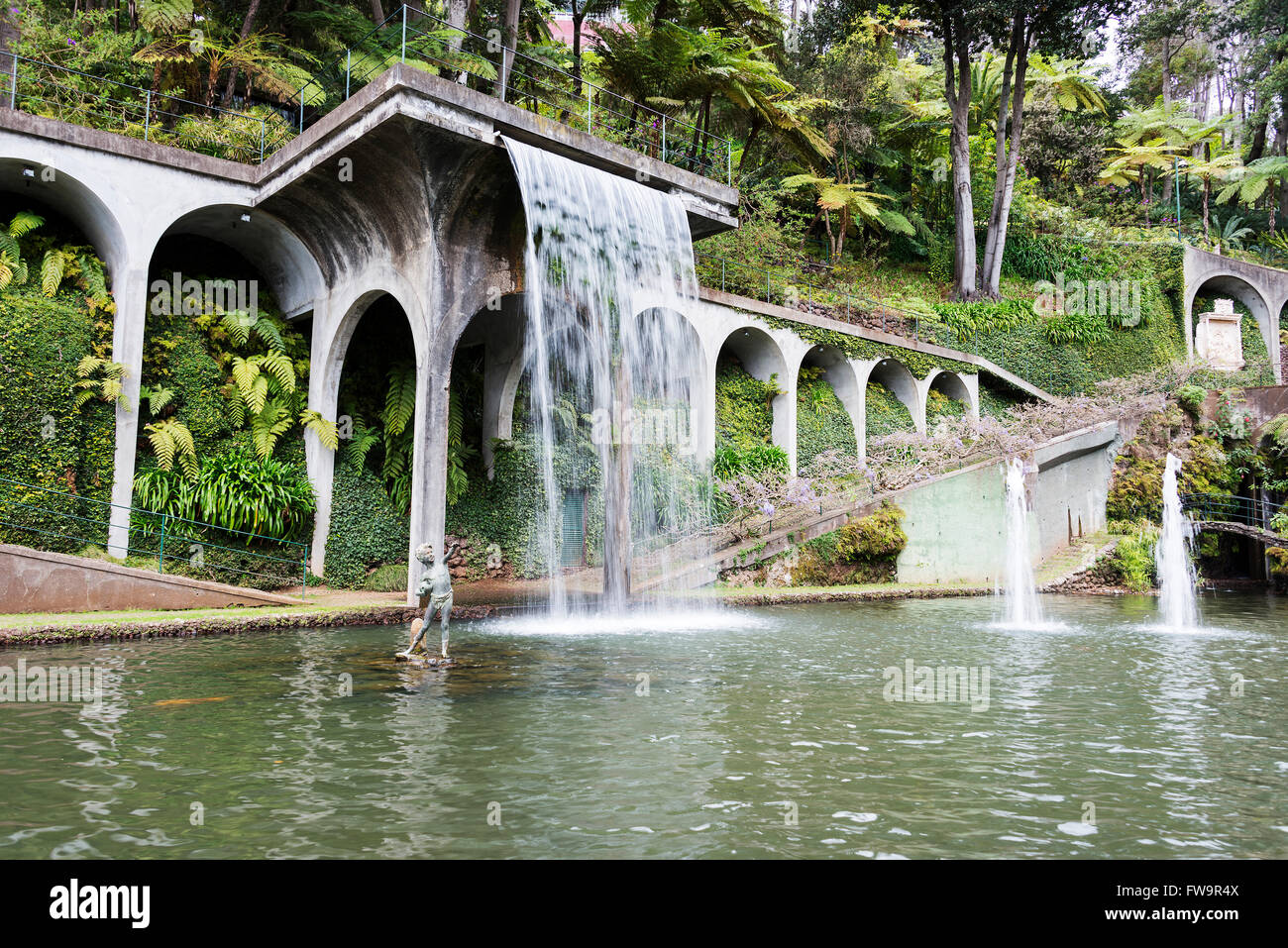 La cascata nel tropican Monte giardino del palazzo. Funchal, Madeira, Portogallo. Foto Stock