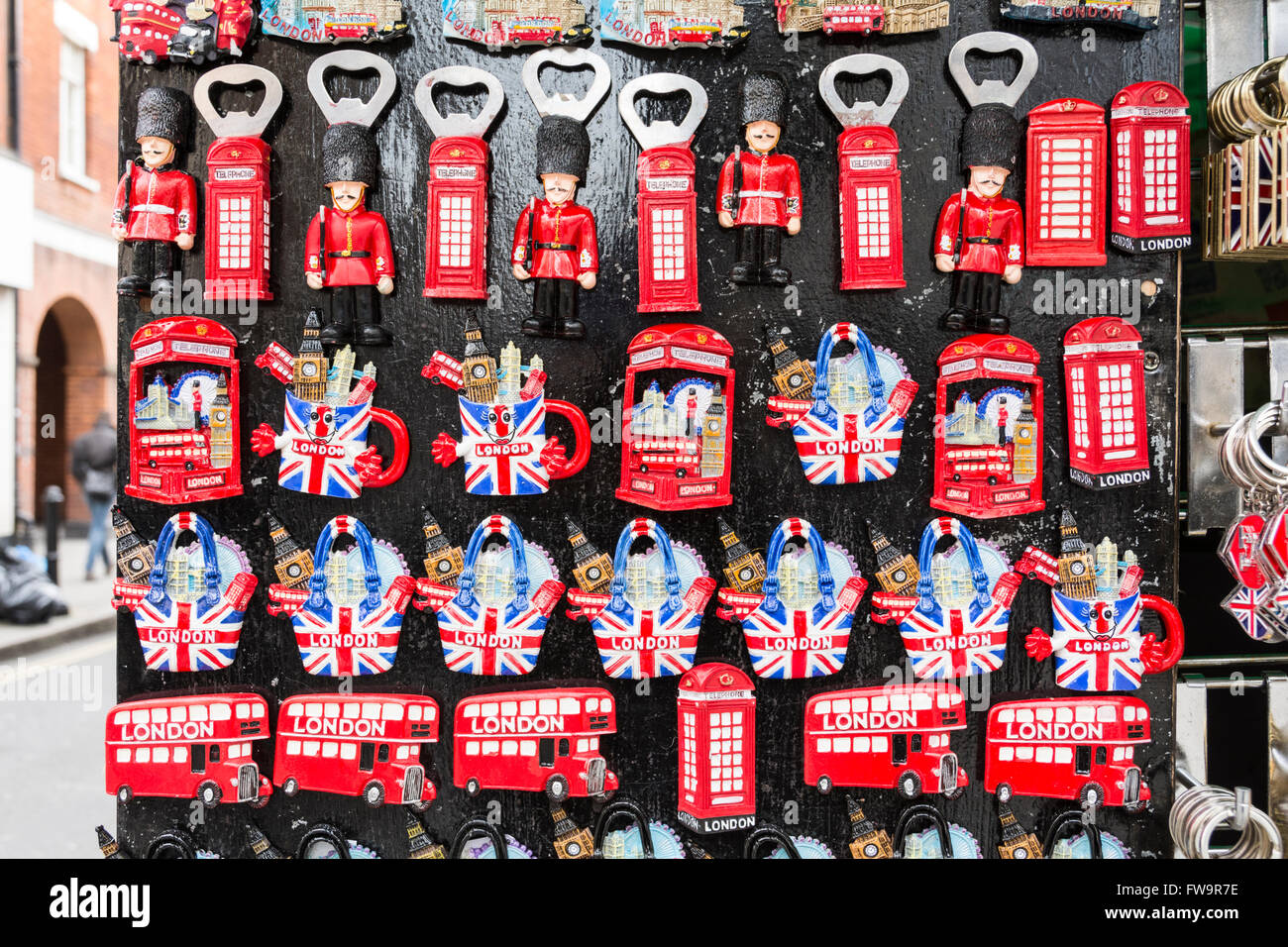 Un assortimento di iconici souvenir londinesi e trinnets turistici a Oxford Street, Londra, Inghilterra, Regno Unito Foto Stock