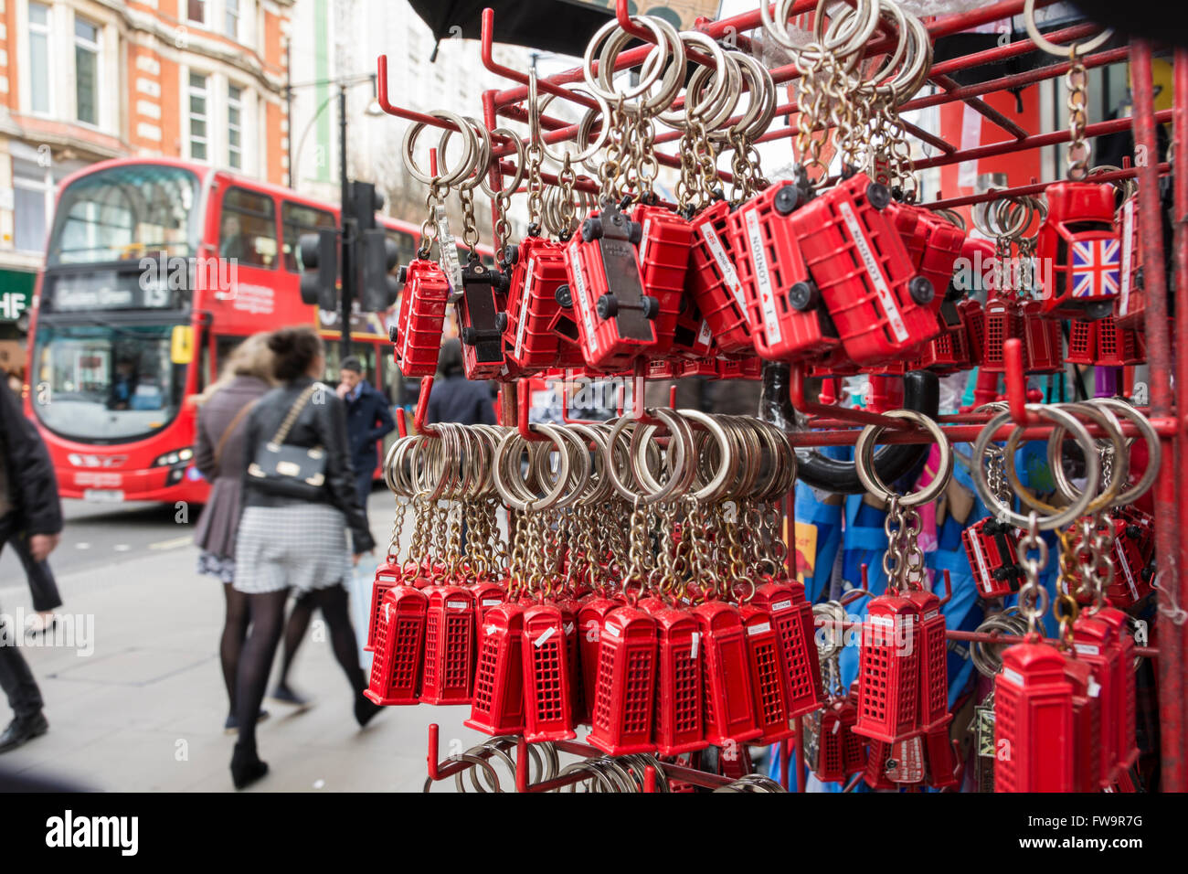 London souvenir e regalini turistici su Oxford Street, London, Regno Unito Foto Stock