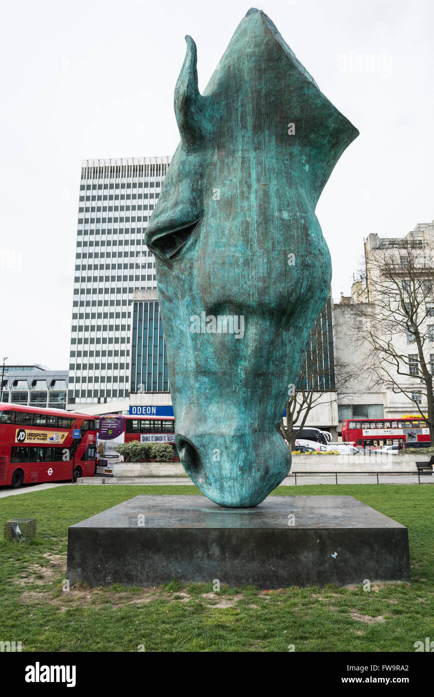 Statua in bronzo del cavallo in acqua da Nic Fiddian-Green in Hyde Park, London, Regno Unito Foto Stock