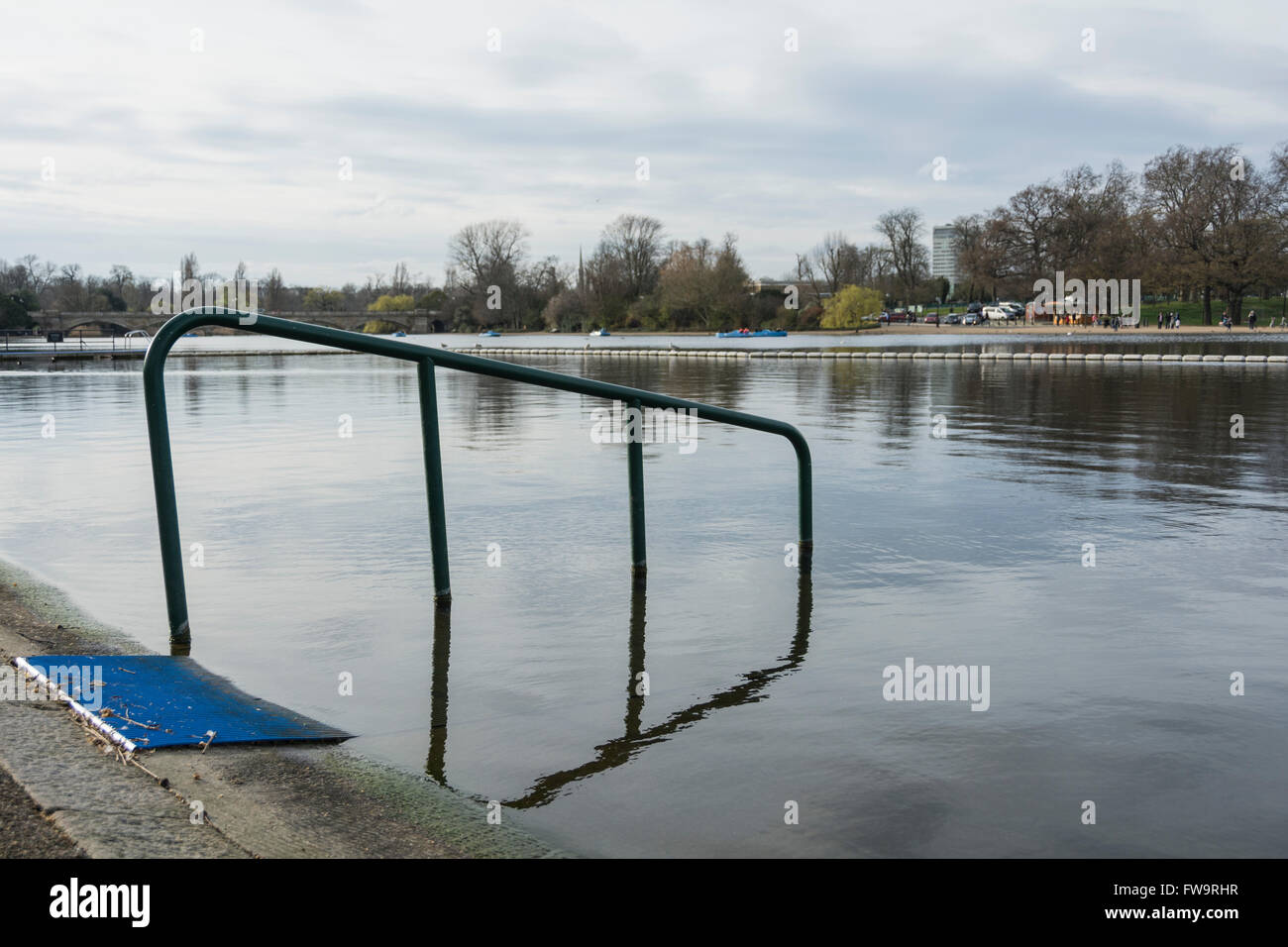 Ringhiere su un placido serpentina, Hyde Park central London, England, Regno Unito Foto Stock